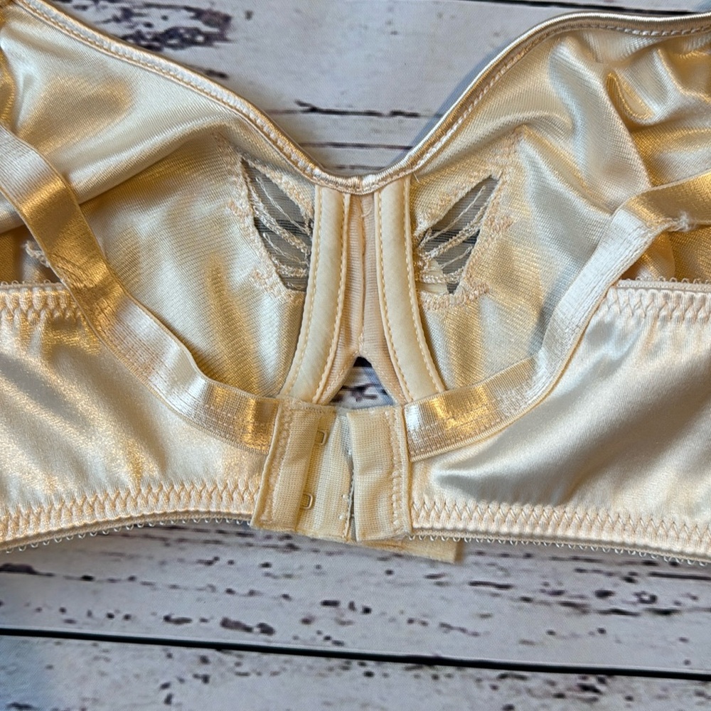 RARE Bali Minimizer 3364 Butterfly Detail Bra Light Beige 34C NWT- Lot of 2 - Picture 9 of 13